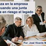 En la empresa familiar, el mayor riesgo no siempre viene del mercado. Muchas veces está en la mesa donde se toman las decisiones. He visto organizaciones sólidas, rentables y con historia empezar a debilitarse no por falta de oportunidades, sino por una gobernanza en la empresa familiar que se volvió formal, pero no estratégica. Tenían junta directiva. Se reunían con disciplina. Revisaban cifras. Pero nadie elevaba el nivel del criterio. Y cuando eso ocurre, el legado comienza a depender demasiado de una sola persona. Gobernar no es escuchar reportes. Es proteger la continuidad generacional a través de decisiones con visión integral.