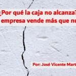 El empresario llega con los números del trimestre en la mano, las ventas arriba, el equipo motivado. Y en algún momento de la reunión, casi de pasada, dice algo como: "no sé por qué, pero la plata no está." O peor: "creímos que estábamos bien." Esa frase —"creímos que estábamos bien"— es quizás la más costosa del vocabulario empresarial. No porque el empresario sea descuidado. Sino porque nadie le había construido el sistema para ver lo que los buenos resultados ocultan. La mayoría de los negocios que crecen lo hacen con una relación financiera que funciona bien en tiempos tranquilos: se mira el estado de resultados, se celebran los ingresos, se revisa la caja cuando algo duele. Es una relación reactiva. Y mientras el negocio es pequeño y predecible, alcanza. El problema es que el crecimiento rompe esa lógica. Porque crecer no es solo vender más —es multiplicar la complejidad. Y la complejidad financiera mal gestionada no avisa. Simplemente acumula. El crecimiento no oculta los problemas. Los financia temporalmente. Hasta que deja de hacerlo.