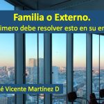 Un accionista de una empresa de servicios llegó a nosotros con una decisión tomada: era momento de cambio en la dirección. Tenía dos caminos claros: poner a su hijo mayor, que conocía la empresa desde niño, o traer un gerente con experiencia externa. Lo que no tenía claro —y esto es lo que lo quitaba del sueño— era qué sucedería en los tres meses siguientes. No porque no supiera quién era mejor líder. Sino porque la empresa no tenía claros sus indicadores, sus roles, ni siquiera por qué se tomaban las decisiones que se tomaban cada día.